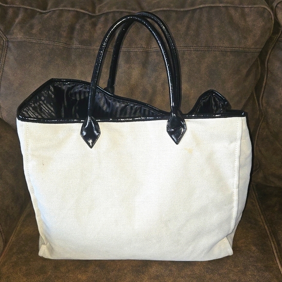 2019 Retired Victoria's Secret Spacious Tote Bag with Stars & Heart Design - Picture 6 of 11